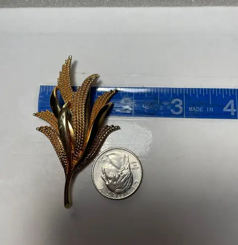 Smooth & Shiny Textured Willow Leaves Gold Tone Brooch