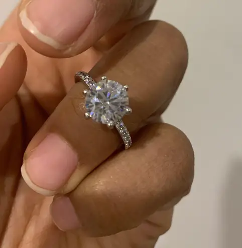 Beverly Hills Boutique Ring... Silver