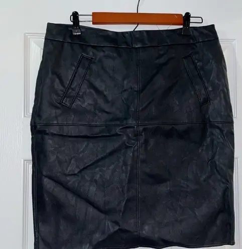 CAbi  509 Fleather Skirt with pockets