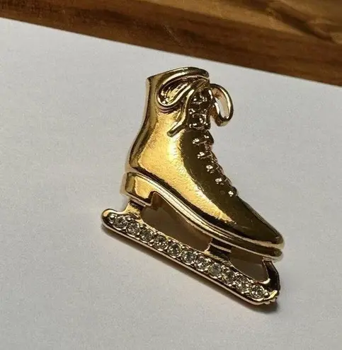 Signed Avon Rhinestone Christmas Holiday Lapel Pin Gold Tone Skate Boot