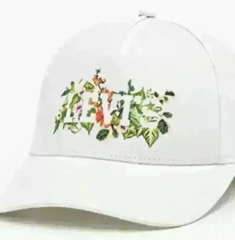 Levi Strauss & Co NWT Seasonal Graphic Women’s Adjustable Baseball Cap White