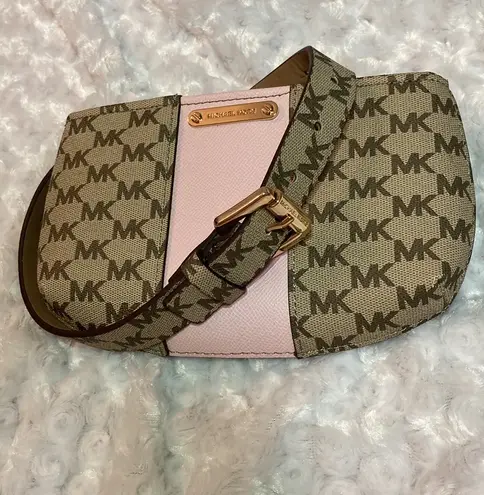 Michael Kors MK belt bag. Gold hardware. Size S/M. Zip closure. Inside slip pocket.
