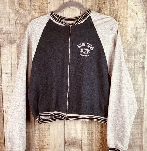 Body Code Size Medium Gray Zipper Front Shacket w/Graphic “Street Gear”