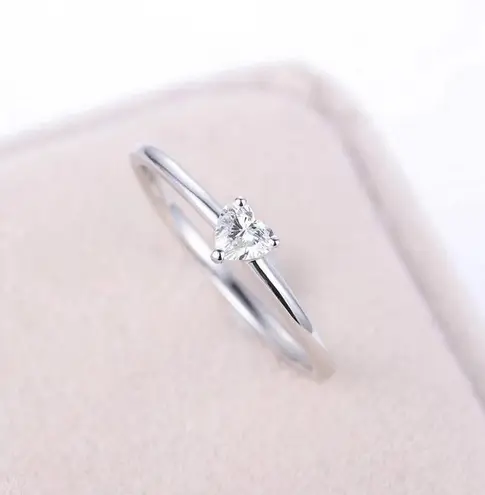 Beverly Hills Boutique Ring... Silver