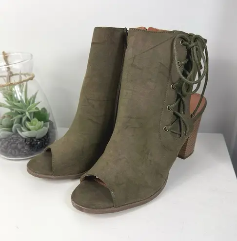 Beautiful Charlotte Rouse Shoes Size 8 Green