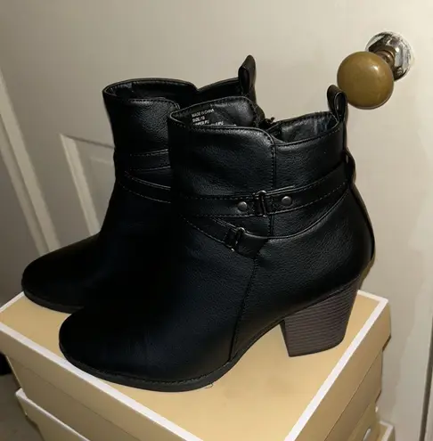 Serra Western Style Ankle Heeled Booties