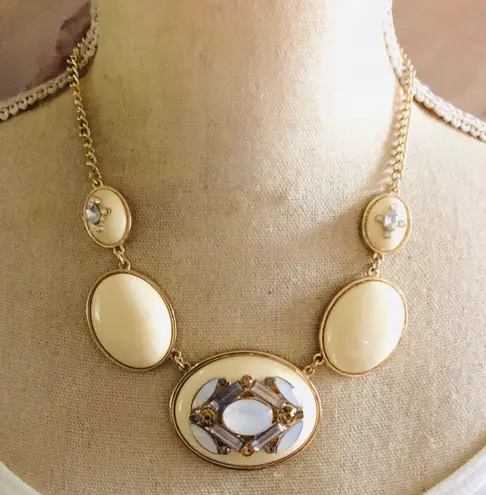 Classy elegant graduated cream faceted stone accent necklace