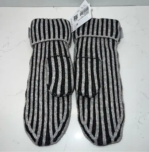 Lululemon  textured fleece lined knit mittens m/L