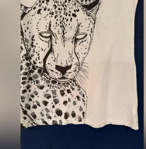 Key Closet White Leopard Graphic Women’s Tee Size Small