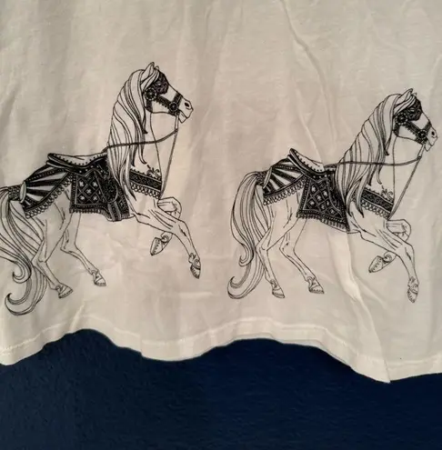 Key Closet White Women’s Carousel Horses Short Sleeve Tee Size Small