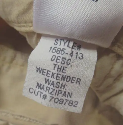 NWT Mother The Weekender in Marzipan Chalk It Up Stretch Flare Jeans 25