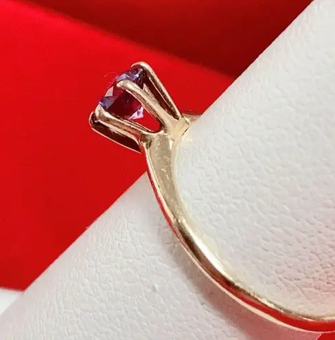 10K YELLOW GOLD Ring Purple Gem Size 5.5 Weighs 1.2 Grams
