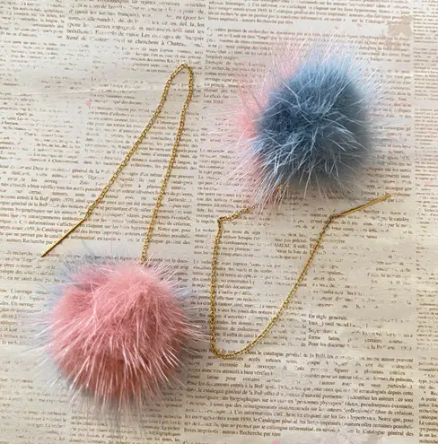 Handmade Kawaii faux fur pompom dangle threader earrings✨