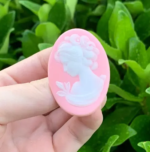 Lightweight Plastic Pink & White Cameo Brooch Pin