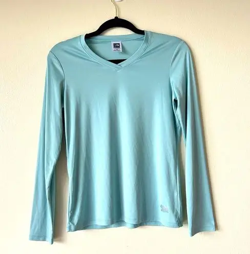 The North Face NWOT  Juniors Medium / Women’s XS Baby Sky Blue Athletic Gym Top