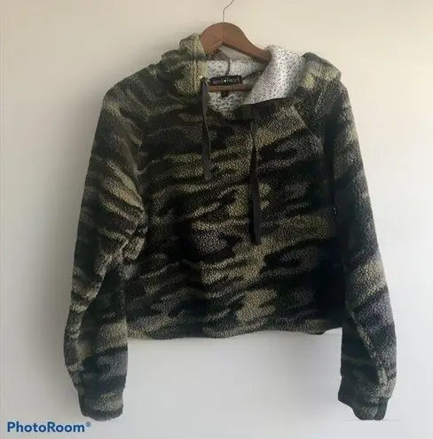 Derek Heart Camo cropped fleece hoodie size large