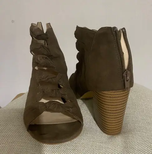 Attention Anckle Boots size 10 Good condition. Heels 3”