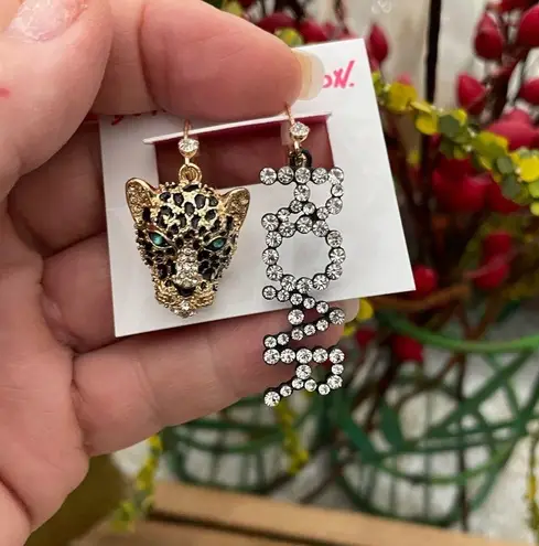 Betsey Johnson  TIGER “ROAR” DROP EARRINGS