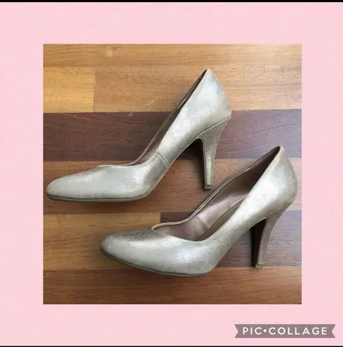 Fergalicious Gold Shimmer Pump