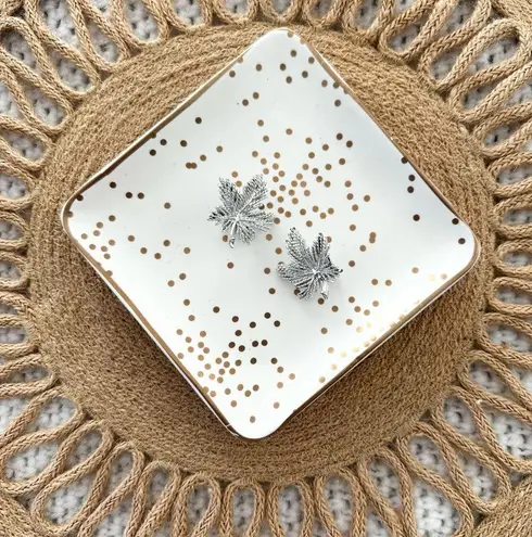 Sarah Coventry Silver Toned Maple Leaf Vintage Clip On Earrings Signed Detailed