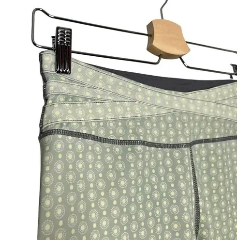 Luxy Activewear Sage Green Medallion Print Criss Cross Waist Capri Leggings Size 6