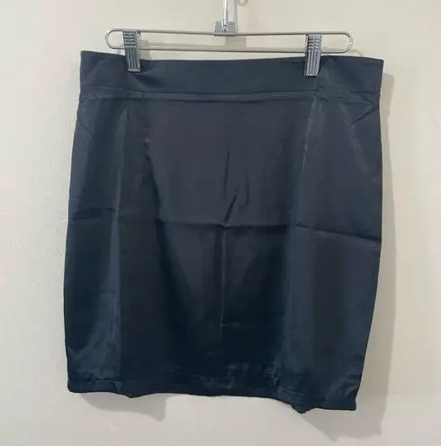 Pretty Little Thing *NEW*  Black Satin Mini Skirt NWT Size US 4