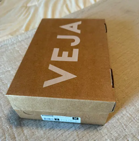 VEJA NIB Size 7  V-12 Jaune Fluo