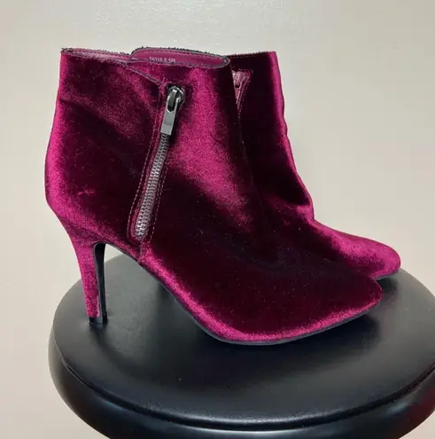CLEARANCE! Cranberry Rouge! Velour Booties Size 8.5 EUC Red