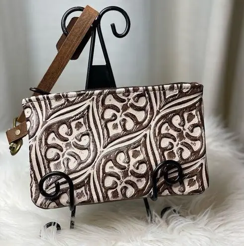 Small Leather wristlet made with 💯 genuine leather. One of a kind!