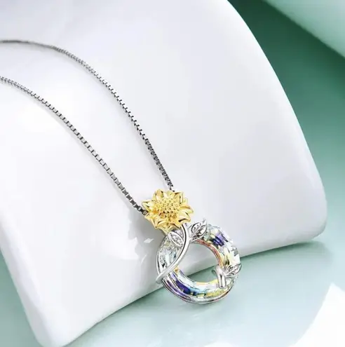 Exquisite fashion Sunflower Pendant Necklace for Women Silver