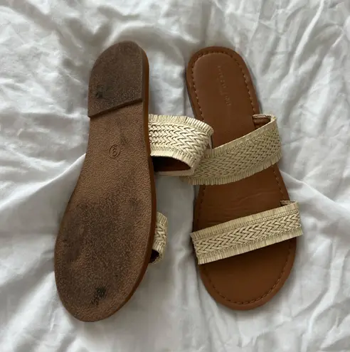 American Eagle sandals Size 9 Condition: great Color: white Details : - Slip on  - I ship between 1-2 days