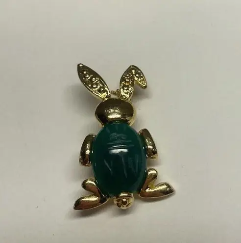 Brooch Pin Gold Tone / Green Carved look