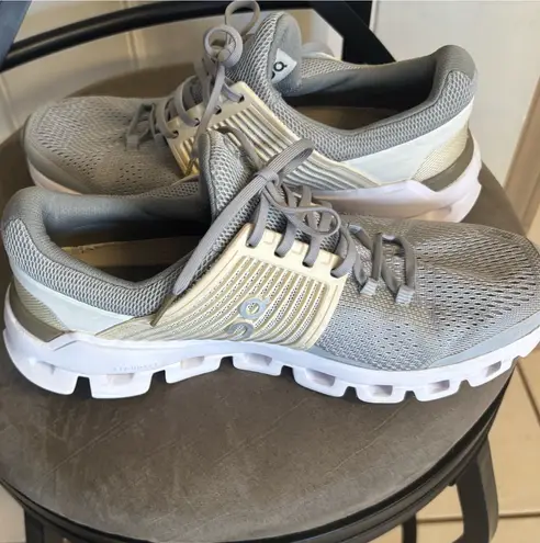 on cloud Size 8.5 Gray/Cream Helion Cloud Tec Speedboard Running Shoes