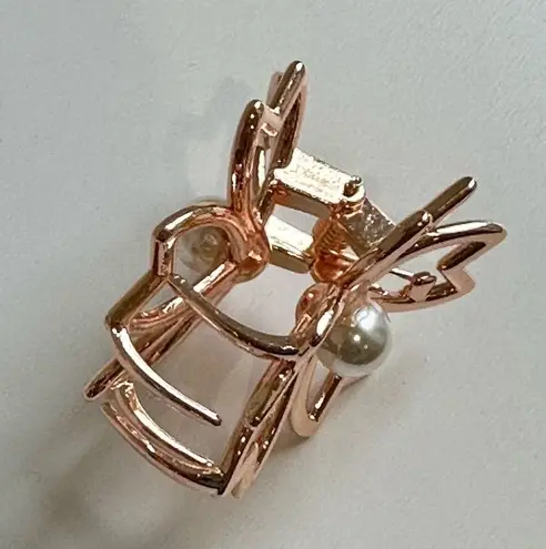 Flower Claw Hair Clips Metal Rose Gold Pearl Feminine Girly Coquette Elegant