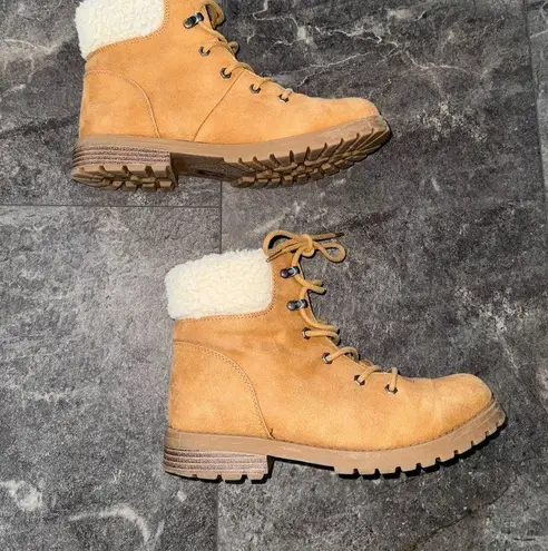 Cliffs by WHITE MOUNTAIN Faux Fur Trim Lace Up Boots Size 8M NWOT Tan