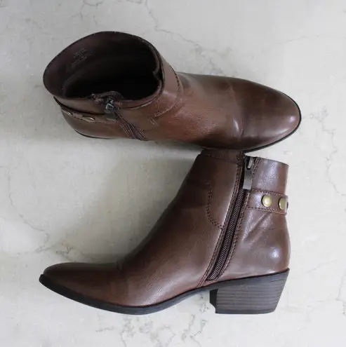 X-Appeal | Brown buckle ankle boot