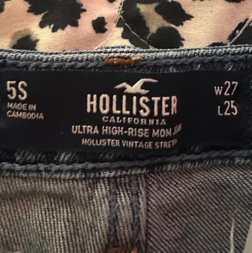 Hollister Ultra High-Rise Mom Jeans