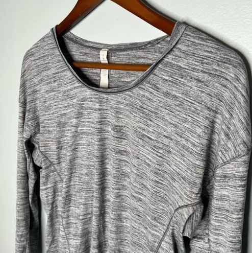 Lululemon  gray Sweat Embrace Long Sleeve top with thumb holes women's size 8