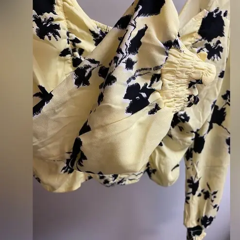 Open Edit NWT- RUCHED CROP TOP IN YELLOW ELFIN WIND FLORAL | Large