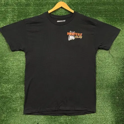 Hooters Hendrick Motorsports T-shirt size large