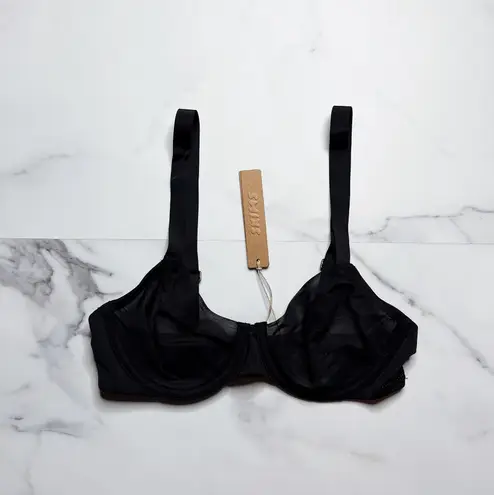 SKIMS NWT No Show Molded Unlined Demi Bra