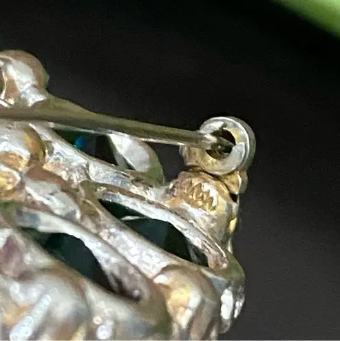 Vintage Unsigned Stunning Emerald Green Glass Stones Oval Brooch