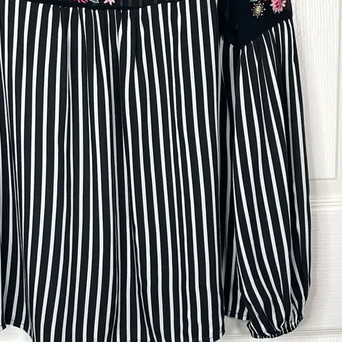 Savanna Jane Sz S Blouse Black White Stripe Floral Embroidery Top Black