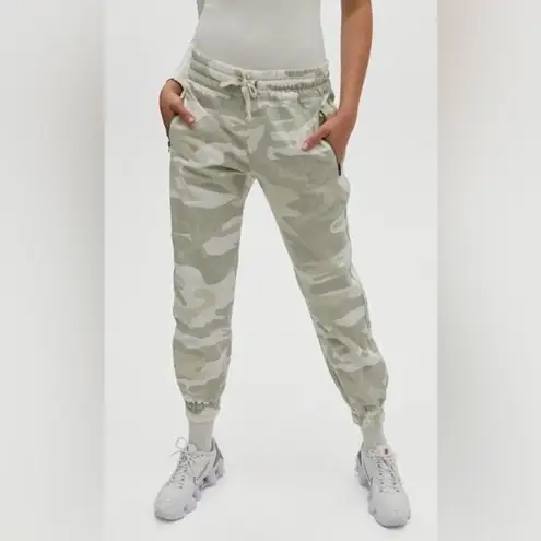 TNA Aritzia Alix Jogger Pants in White Camo Size Medium Green