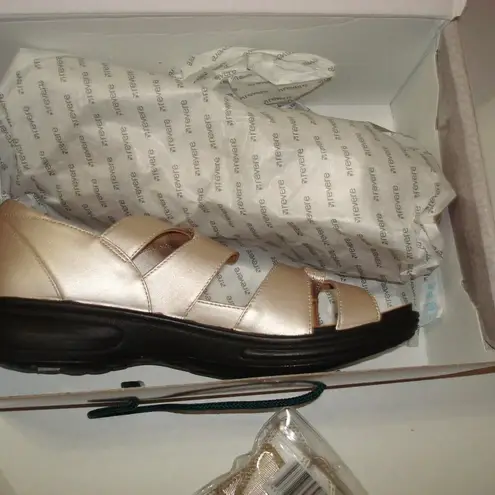 New NIB Womens 11 Revere Geneva Orthotic Closed Heel Sandals Champagne Pretty Gold