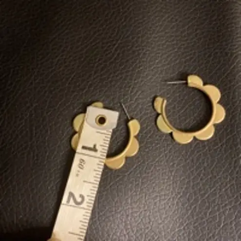 Gold Flower Hoop Earrings Retro Petal Design Lightweight Statement Hoops