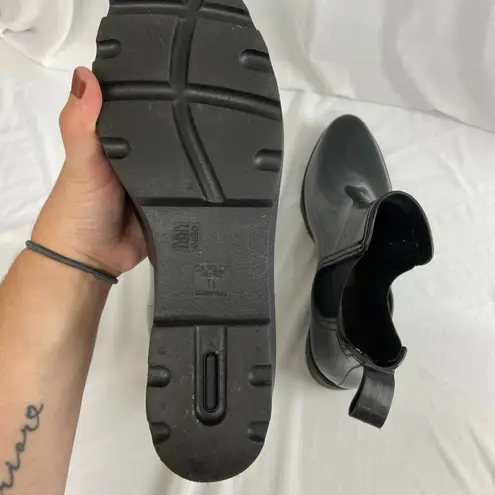 Capelli New York women's black glossy rubber ankle rain boots stretch slip on 11