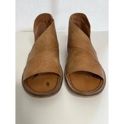 Free People  Mont Blanc Tan Distressed Leather Slip-on Sandals Sz 6.5 Women