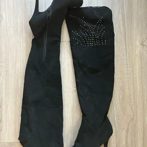 Elevate Your Look: Suede Heeled Knee