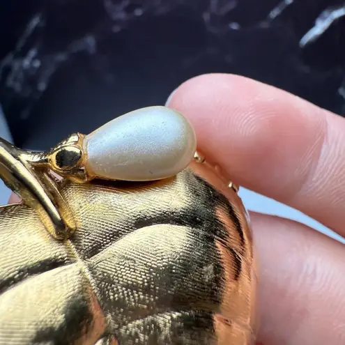 Avon Gold Tone Leaf Faux Pearl Locket Solid Perfume Holder Brooch Pin